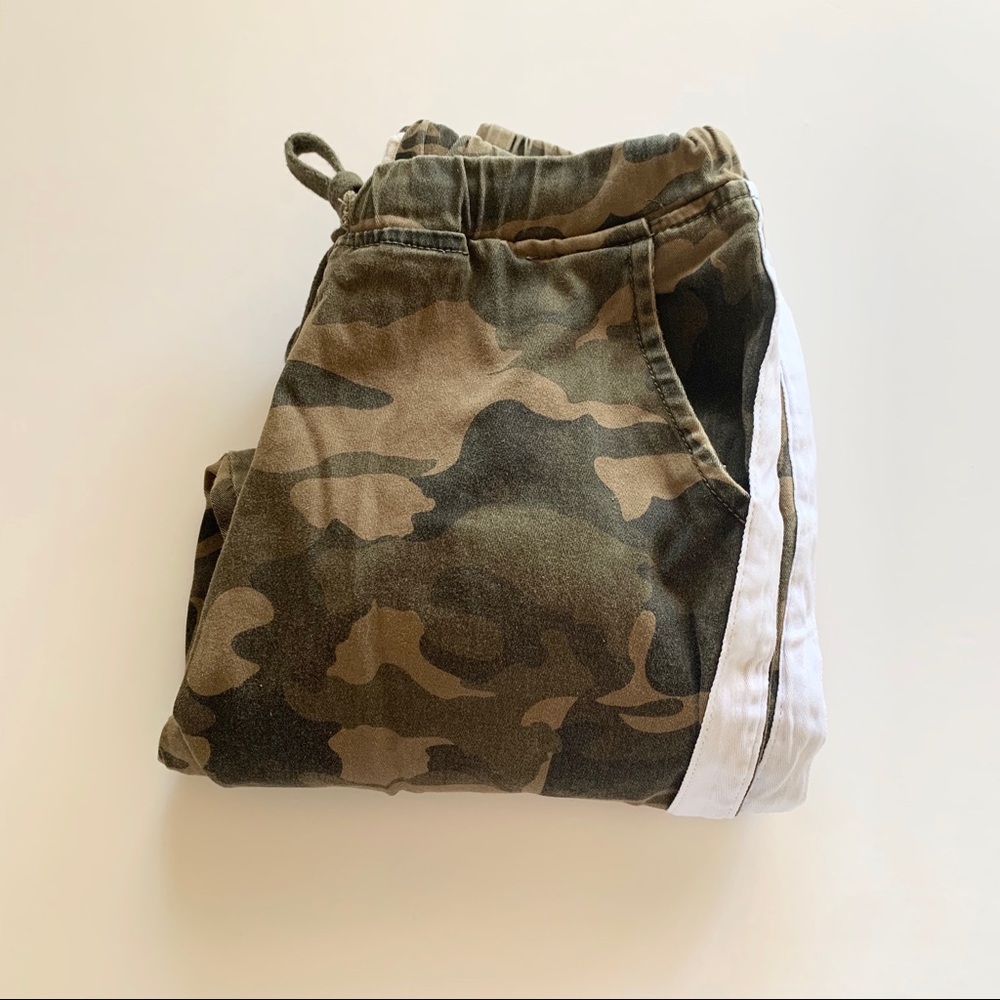 Camo jogger pants size L